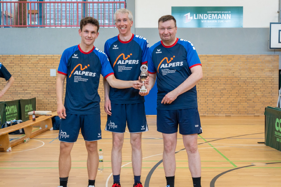 Sieger Kreisplakette 2023 - VfL Güldenstern Stade II (v.l. Jan Luca Tank, Christian Grothmann, Jérome Zentner)