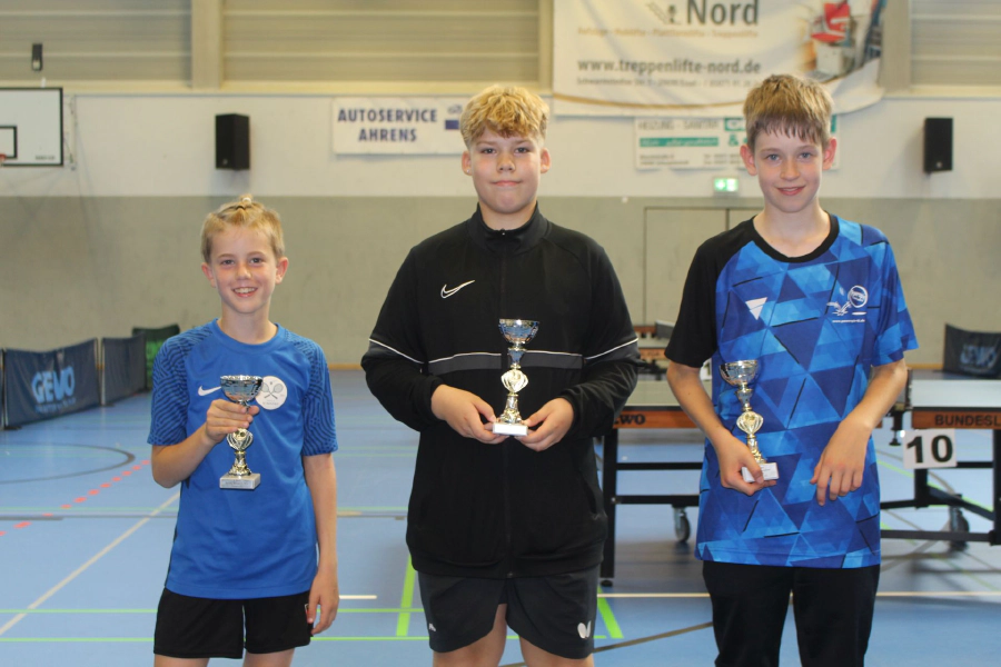 (Platzierungen 1 bis 3, Jungen 13), sind zu sehen, von links nach rechts: Mika Yannik Wörner (MTV Hesedorf), Lukas Wotka (MTV Brackel), Justus Gensigk (TuSG Ritterhude)