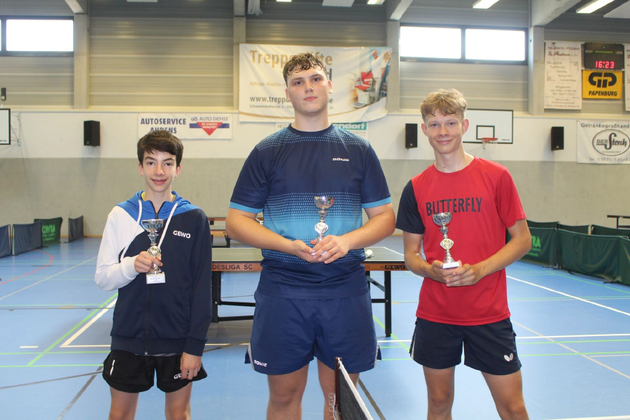 (Platzierungen 1 bis 3, Jungen 19), sind zu sehen, von linksnach rechts: Jakob Sternberg (TuS Celle), Alan Hammerschmidt (TuS Fleestedt), Vitus Heins (TuS Fleestedt)